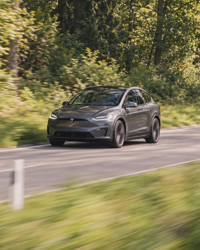 Updating existing footage with AI.

In this shot, the original vehicle was reworked into a newer Tesla model and the scene was refreshed to feel more current and dynamic.

A good example of how existing material can now be upgraded instead of recreated from scratch.

#AIProduction #AutomotiveContent #CommercialProduction #CreativeTechnology #Tesla VertigoStudiosAI